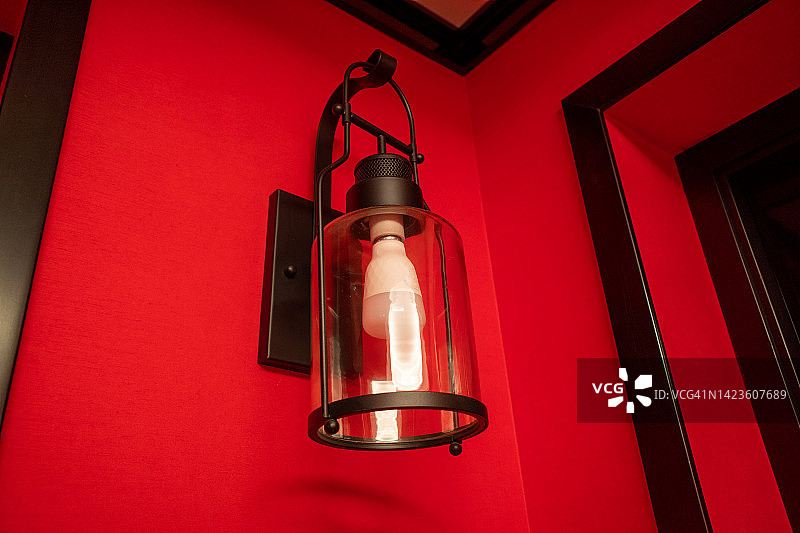 红色墙壁上的复古壁灯图片素材