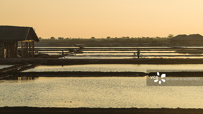 缅甸盐场的自行车图片素材
