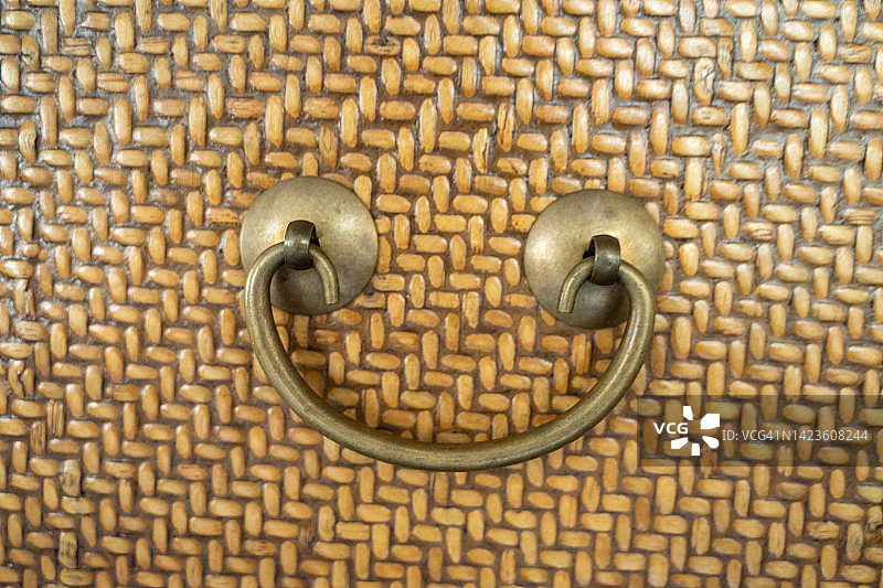 复古藤编箱马蹄扣手柄图片素材