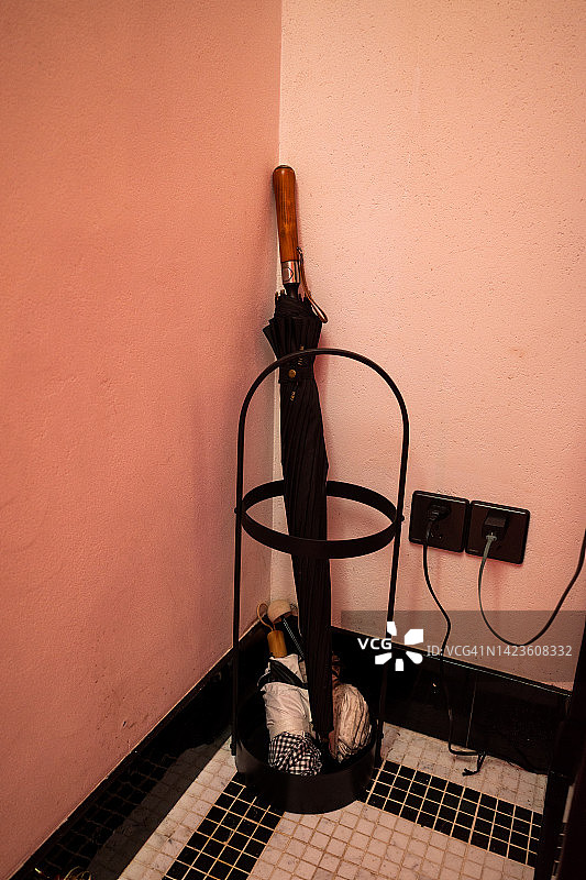 角落里的雨伞收纳架图片素材