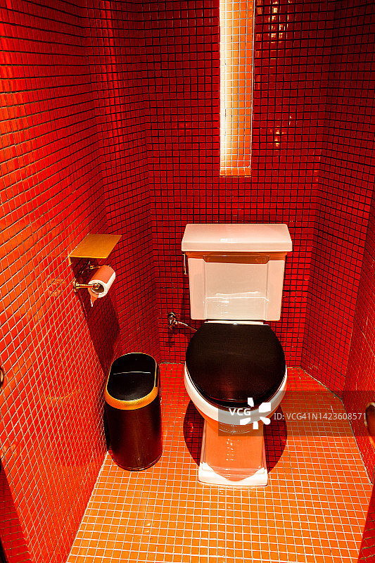 红色浴室中的黑白马桶图片素材