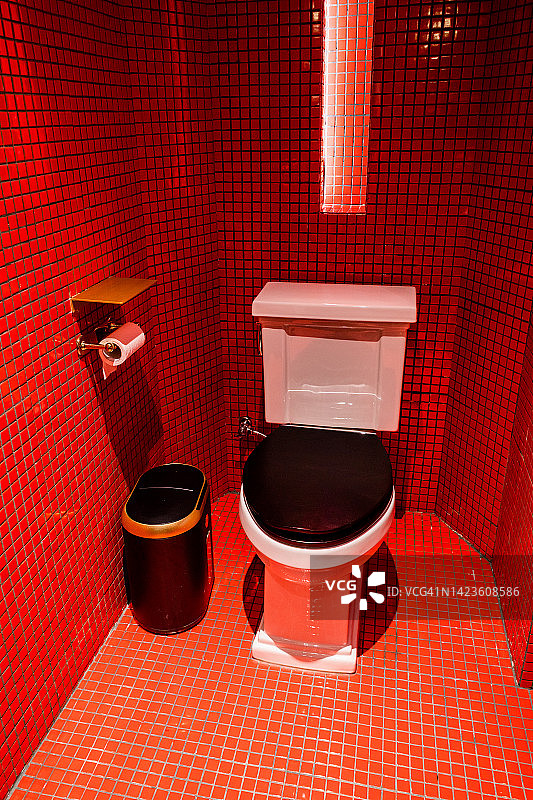 红色浴室中的黑白马桶图片素材