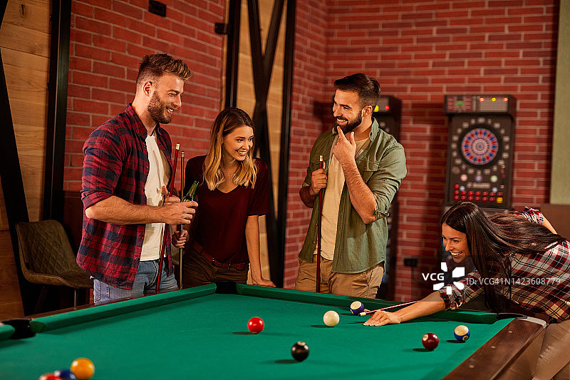 朋友们在当地的台球厅里玩台球图片素材