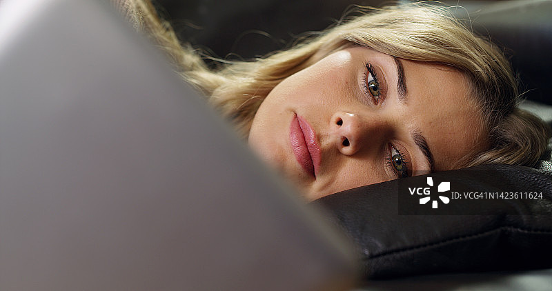 抑郁症，悲伤的女人或平板电脑在居家隔离卧室观看电影频道，压力、焦虑或精神健康透支的人在床上或通过Zoom应用与异地伴侣通话图片素材