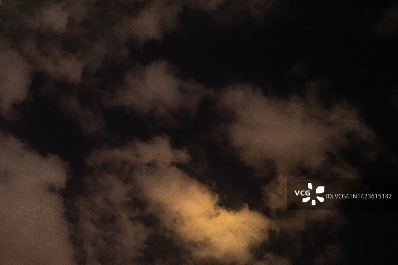 夜晚多云的天空图片素材