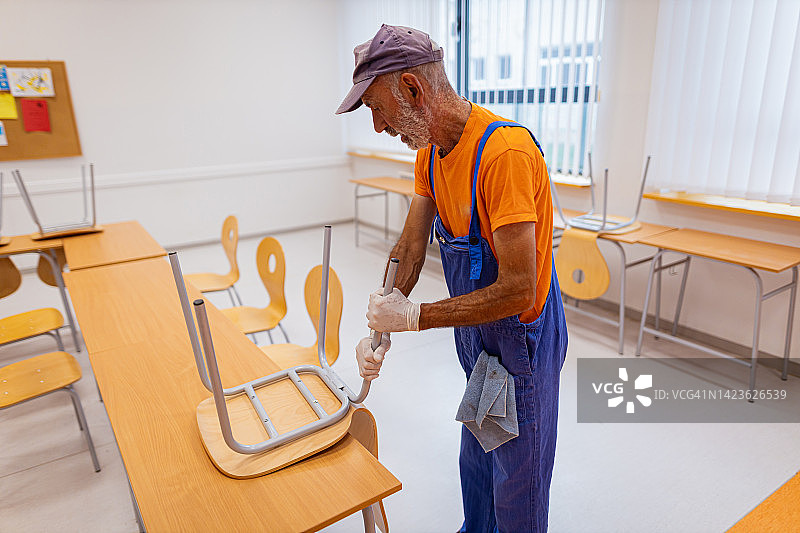 修理学校椅子的框架图片素材