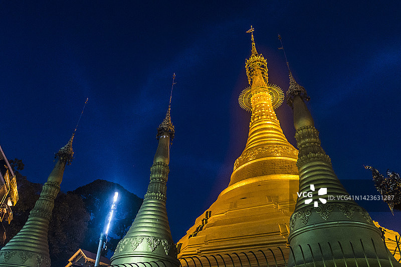 缅甸毛淡棉夜晚被照亮的宝塔图片素材