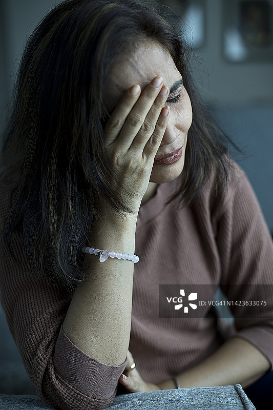 遭受抑郁症困扰而哭泣的妇女图片素材