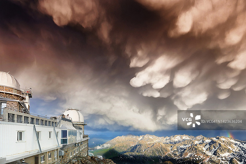 法国南峰天文台上的暴风雨图片素材