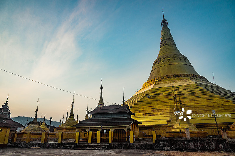 缅甸孟邦黎明时分的金色佛塔图片素材