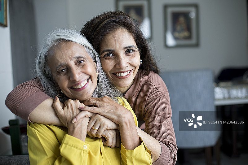 快乐的女人和她的母亲图片素材