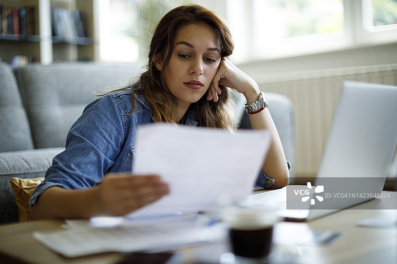 为家庭财务担忧的妇女图片素材