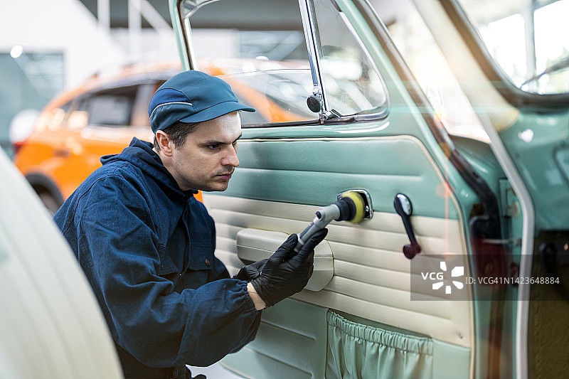 男子进行车身抛光图片素材