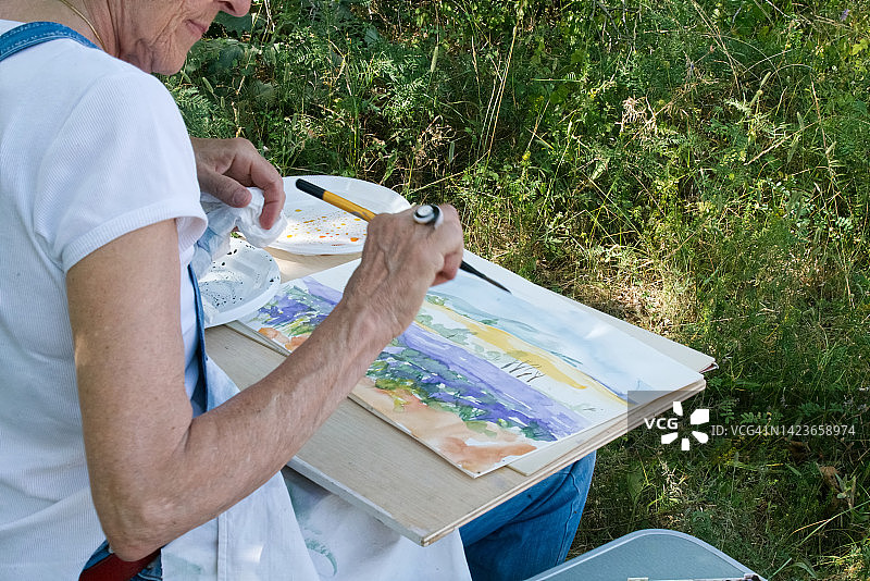 年长的女人用水彩画画图片素材