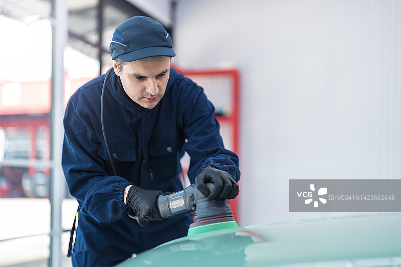 男子进行车身抛光图片素材