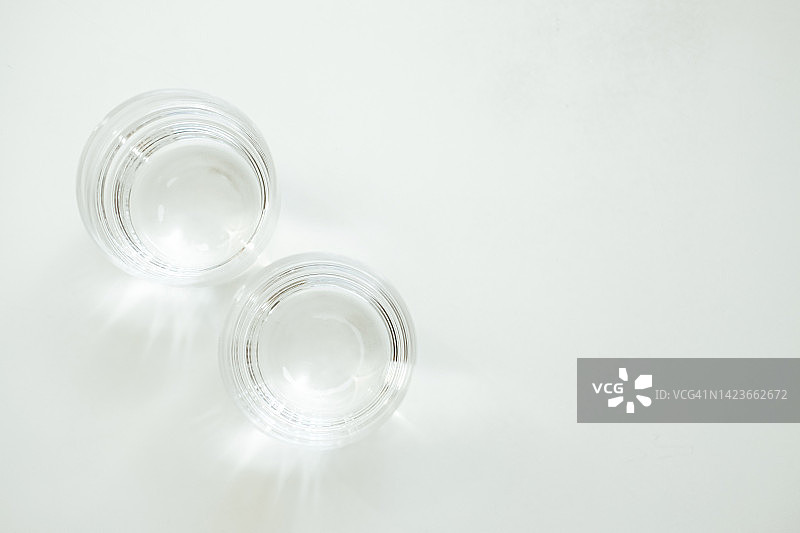 放在白色桌子上的两杯水，健康生活方式概念图片素材