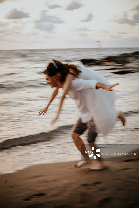 海滩上的新婚夫妇剪影（婚礼概念）图片素材