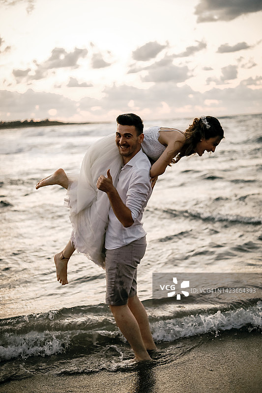 海滩上的新婚夫妇剪影（婚礼概念）图片素材