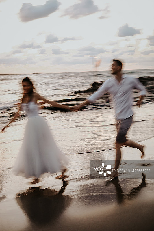 海滩上的新婚夫妇剪影（婚礼概念）图片素材