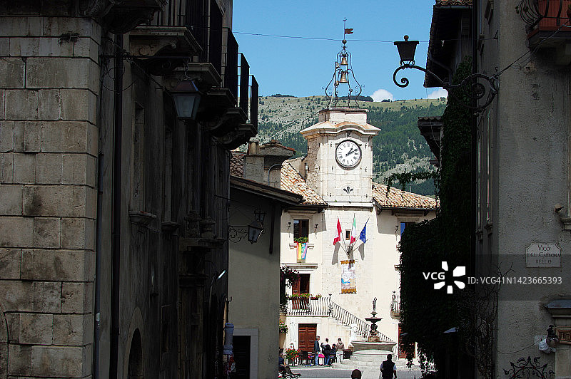 佩斯科科斯坦索的主要城镇小巷，拥有历史建筑和教堂图片素材