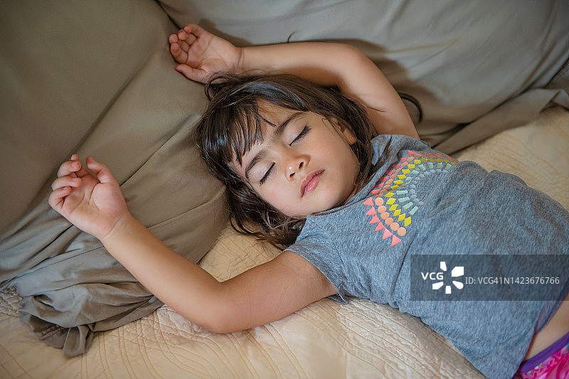 正在午睡的小女孩图片素材