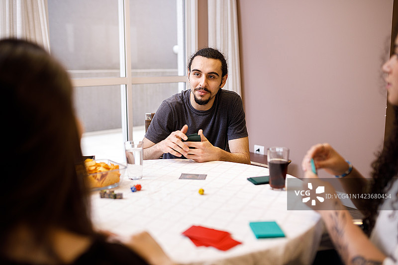 年轻男人向朋友们讲解游戏规则图片素材