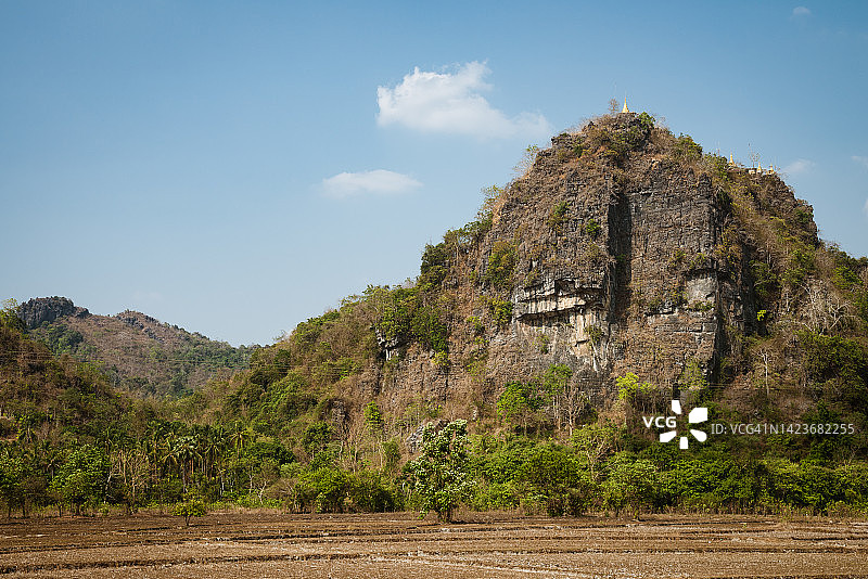 缅甸孟邦帕安附近山顶上的金色佛塔图片素材