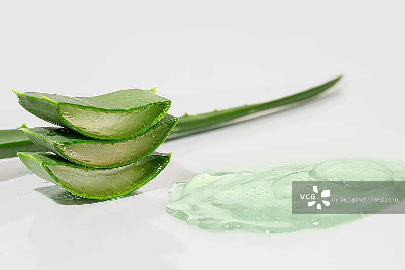 用于面部的保湿透明化妆品芦荟凝胶或精华液，带有氧气水泡和芦荟叶。图片素材