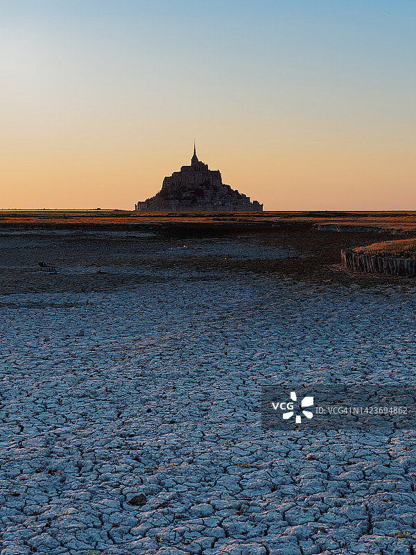 圣米歇尔山与干裂地面的竖版照片图片素材
