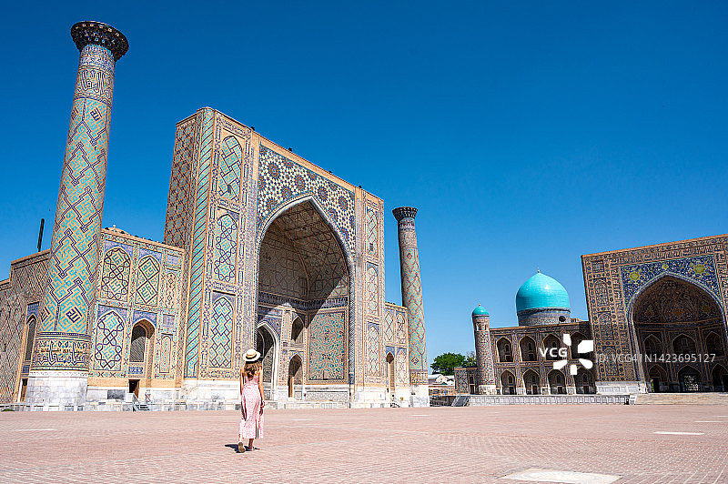 乌鲁格别克经学院，雷吉斯坦广场图片素材