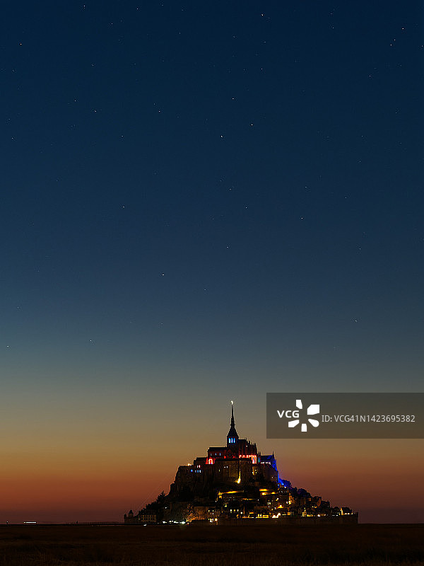 黄昏后的圣米歇尔山图片素材