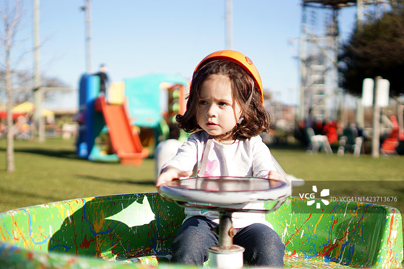 在旋转木马上玩耍的女孩图片素材