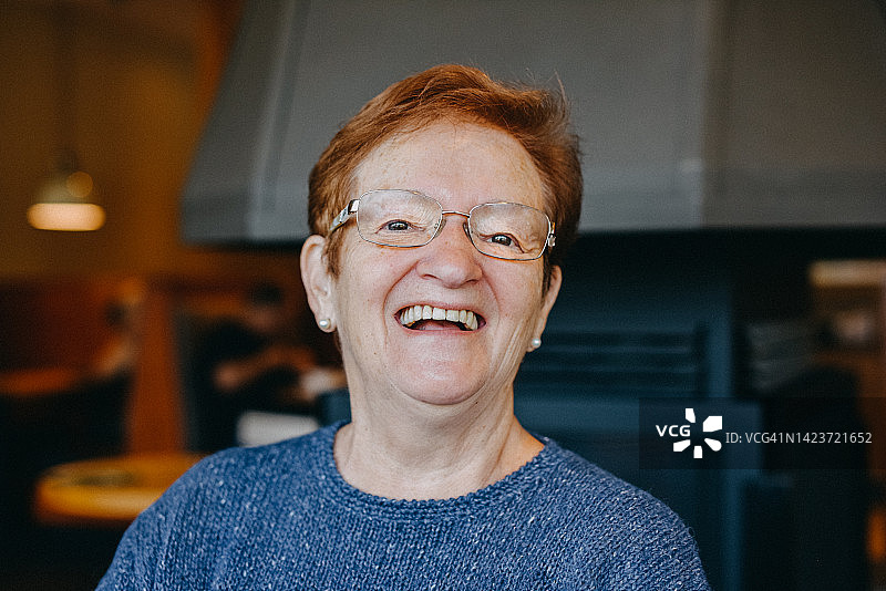 开怀大笑的老年妇女肖像图片素材