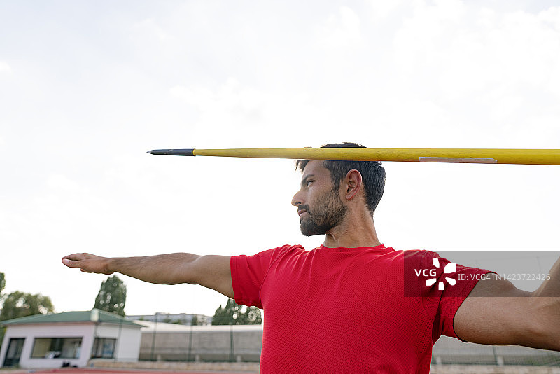 在体育场准备投掷标枪的男子运动员图片素材