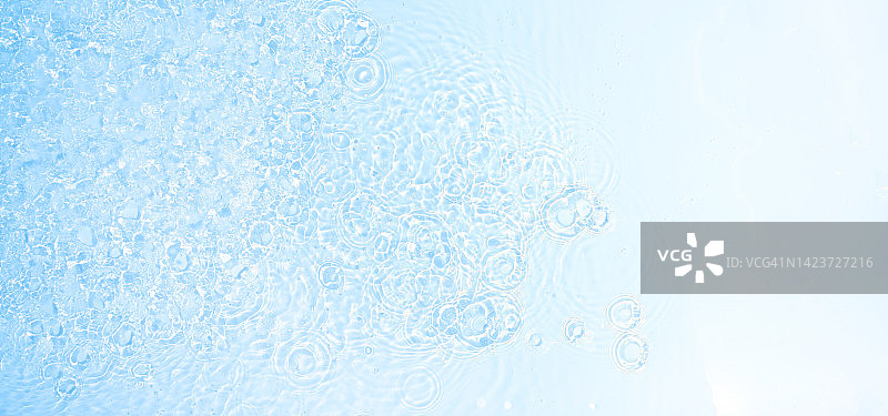 带有波纹、气泡和光线反射的蓝色水面，完美的设计背景图片素材