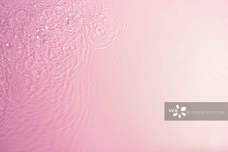 粉色水面波纹气泡与光影反射图片素材