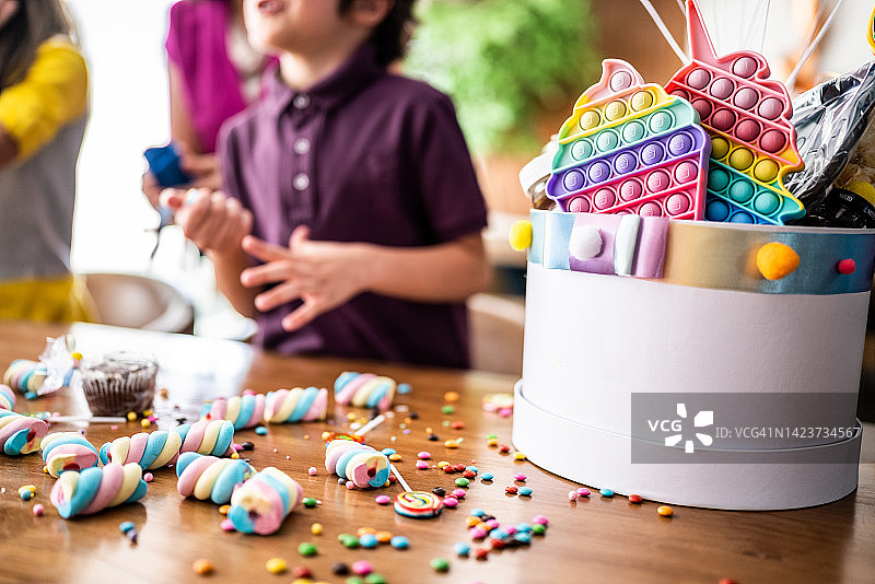 餐桌上的甜美礼品盒图片素材