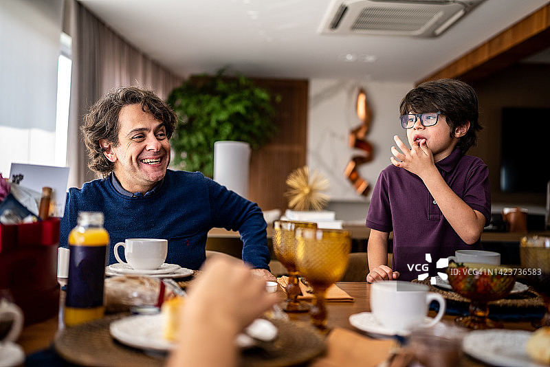 父子在家共进早餐图片素材