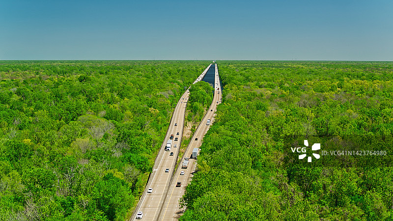 路易斯安那州阿查法拉亚盆地大桥的无人机拍摄图片素材