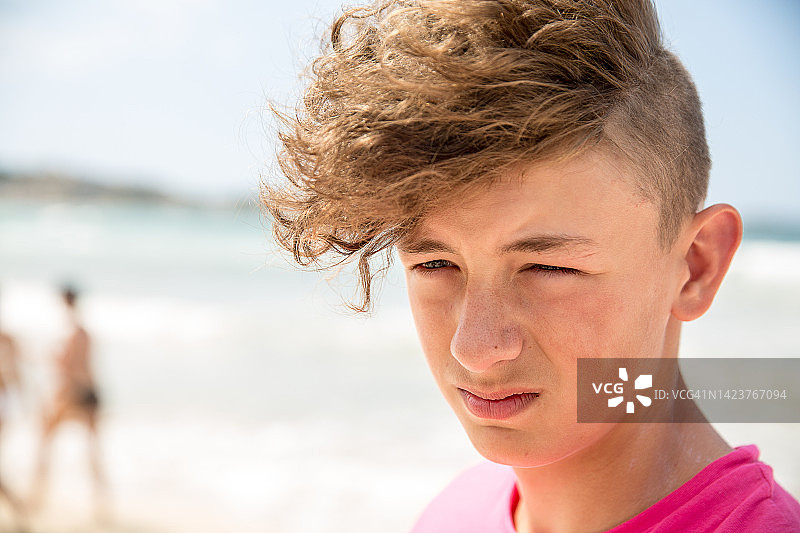 沉思的青少年男孩肖像图片素材