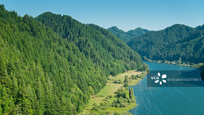 俄勒冈州安普夸州风景走廊的森林和河流无人机航拍图片素材