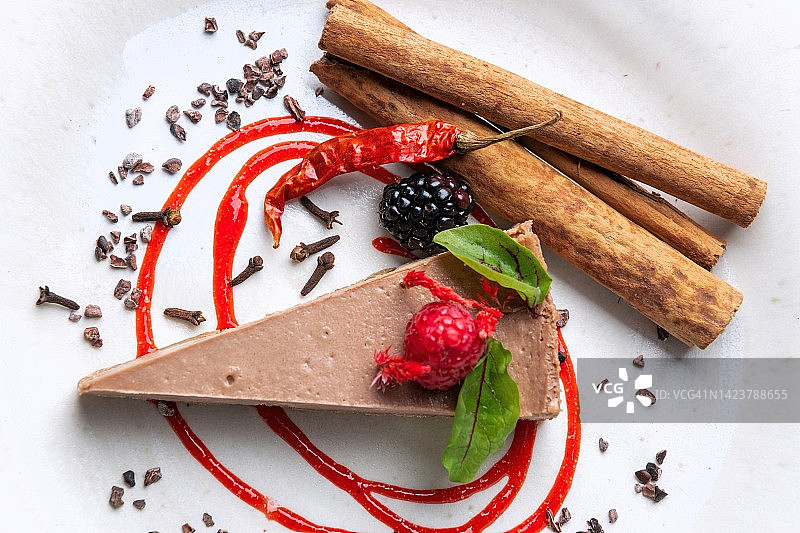 肉桂辣椒巧克力芝士蛋糕配浆果图片素材