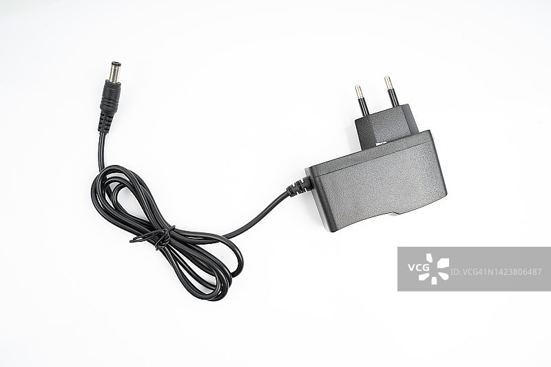 白色背景上的交流电源适配器图片素材