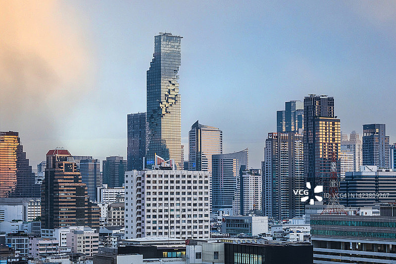 泰国曼谷市中心沙吞路商业区天际线日景图片素材