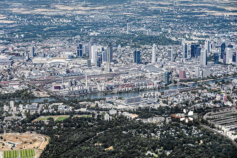 从上方俯瞰法兰克福天际线图片素材