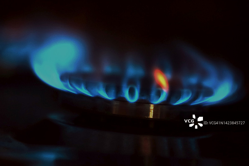 燃气灶燃烧的蓝色火焰特写图片素材