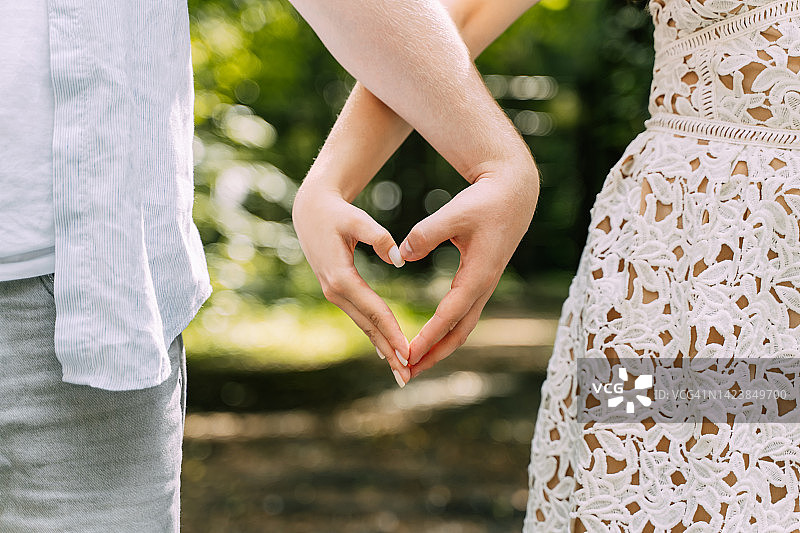 男女用手摆出爱心特写图片素材