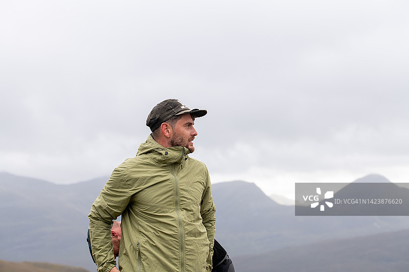 苏格兰高地的徒步旅行者图片素材