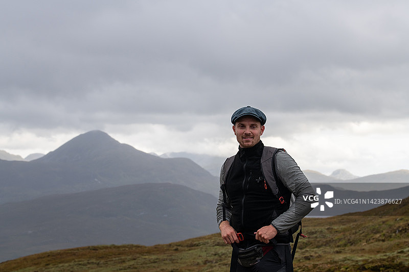 在苏格兰看向镜头的快乐徒步旅行者图片素材