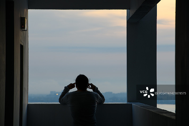 双手抱头的男子图片素材